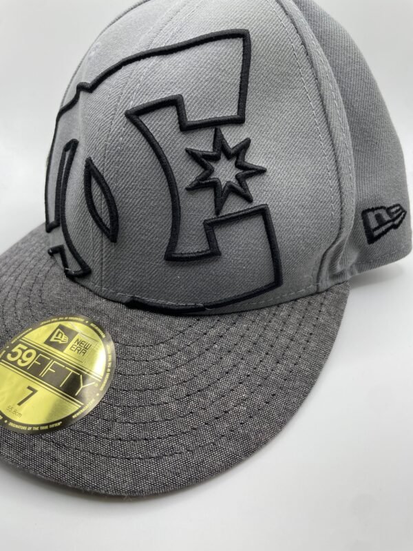 Gorra Fitted Dc X New Era Grey S