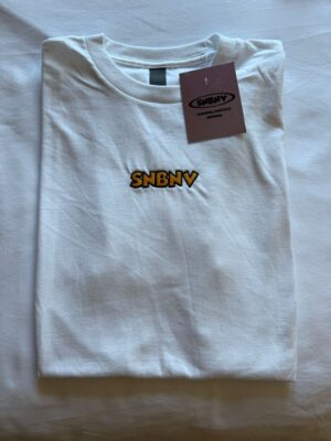 Camiseta SNBNV Bordado Blanco